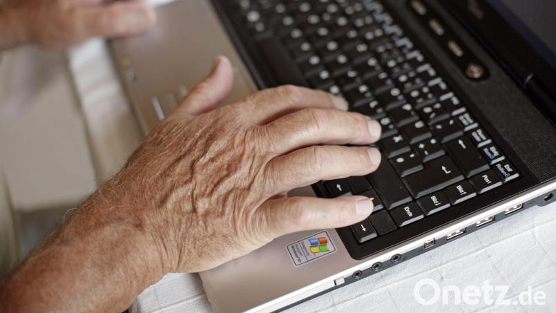 Im Juni dieses Jahres wurde Andrea aus Kemnath Opfer einer Online-Betrugsmasche, die mit der Investition in Krypto-Währungen hohe Gewinne versprach. Nun hat die 62-Jährige Schulden in Höhe von 70.000 Euro. Symbolbild: Andreas Gebert/dpa