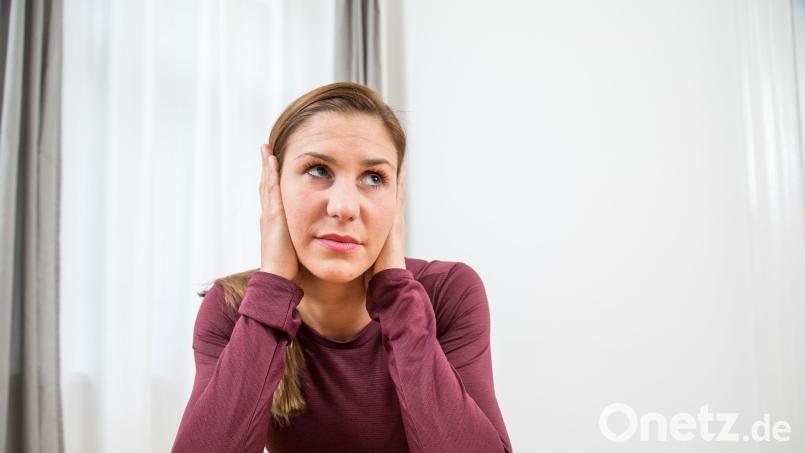 Gerade im Mehrfamilienhaus hört man oft mehr von den Nachbarn als einem lieb ist. Symbolbild: Christin Klose/dpa