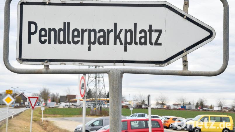 Der Pendlerparkplatz Ursensollen. Hier treffen sich meist Arbeitnehmer, die ihren Arbeitsplatz außerhalb der Stadt oder des Landkreises haben. Bild: Petra Hartl