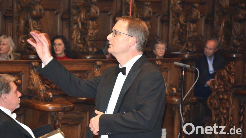 Ein Benefizkonzert in der Stiftsbasilika Waldsassen findet aus Anlass des 50. Geburtstags von Kirchenmusikdirektor Andreas Sagstetter (im Bild beim Herbstkonzert 2023) statt. Mitwirkende sind Musizierende von Chören und Gemeinschaften, die Sagstetter leitet oder mit ihm in enger Verbindung stehen. Archivbild: jr