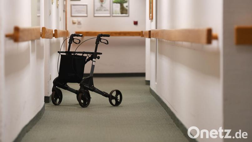 Ein Rollator steht in einem Gang in einem Altenheim. Wie können die Einrichtungen verhindern, dass Senioren das Heim unbemerkt verlassen und sich verirren? Symbolbild: Angelika Warmuth/dpa