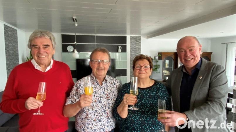Annegret und Georg Birner (Mitte) feiern Goldene Hochzeit, wozu umkreist der damalige Standesbeamten Gernot Stark (links) und Bürgermeister Roland Strehl (rechts) gratulieren. Bild: Roland Strehl/exb