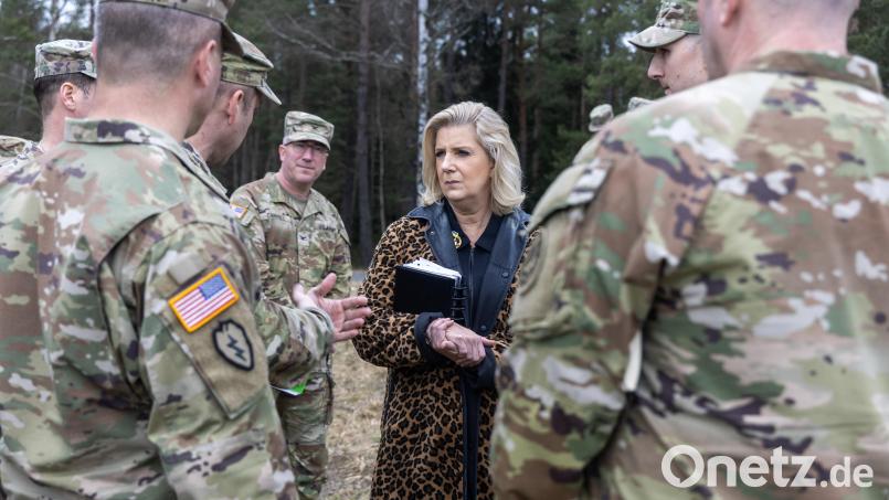 Christine Wormuth am Donnerstag im Grafenwöhr. Als U.S. Secretary of the Army ist Wormuth die höchste Pentagon-Beamtin, wenn es um die Belange des US-Heeres geht. Bild: 2nd Lt. Jarvis Mace