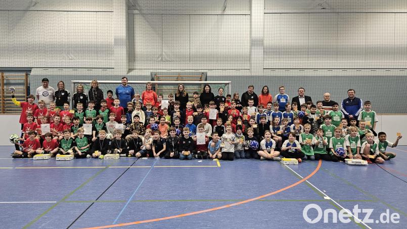 Die Jungen-Mannschaften der teilnehmenden acht Grundschulen an der Landkreismeisterschaft im Hallenfußball. Links die Gewinner aus Poppenricht. Bild: khg