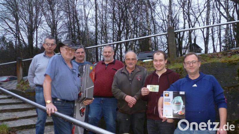 Werner Sollfrank, Peter Busch und Ralf Menzel vom Wanderverein (Erster, Dritter und Vierter von links) überreichten die Preise an Markus Wolf, Jonas Pöllath (Erster und Zweiter von rechts) und Helmut Plannerer (Zweiter von links). Bild: sat/exb