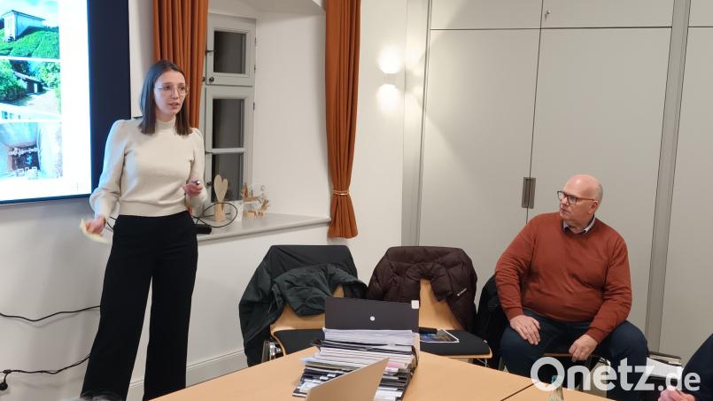 Lena Mayerhöfer und Bernhard Kaltenecker vom Planungsbüro Zwick beschreiben den aktuellen Planungsstand für die Wassernetz-Erneuerung im Süden der Gemeinde Trabitz. Bild: bjp