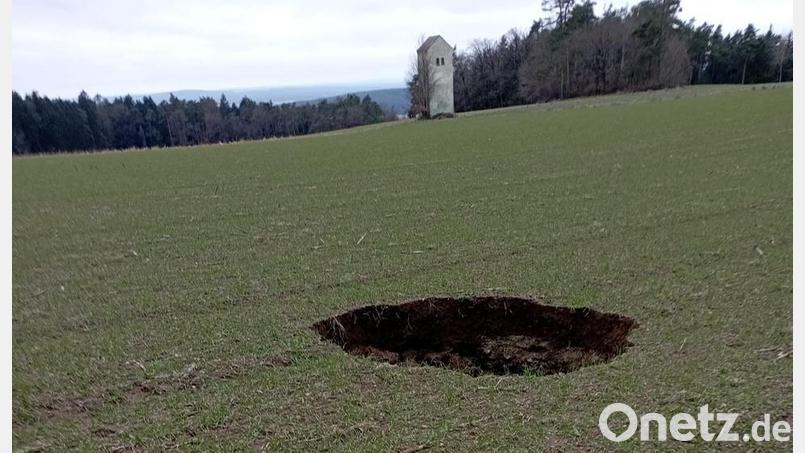 Ein tiefes Loch in einem Feld zwischen Wundsheim und Mitterauerbach lässt die Vermutung zu, dass sich darunter ein Schacht der Grube Max befunden hat, der eingebrochen ist. Die Grube Max gibt es nicht mehr, als letztes Relikt von ihr steht nur noch ein Umspannturm (hinten). Bild: td
