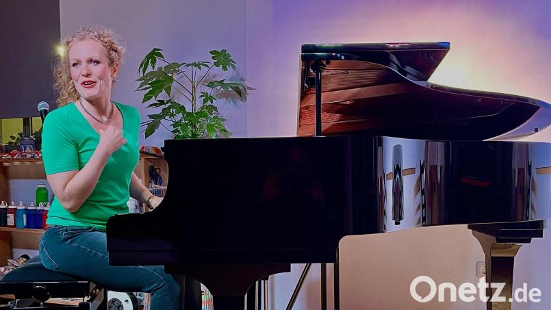 Pastorentocher und Powerfrau am Flügel: Caroline Bungeroth, überzeugte mit ihrem Auftritt in der Kulturscheune Elbart. Bild: Krones