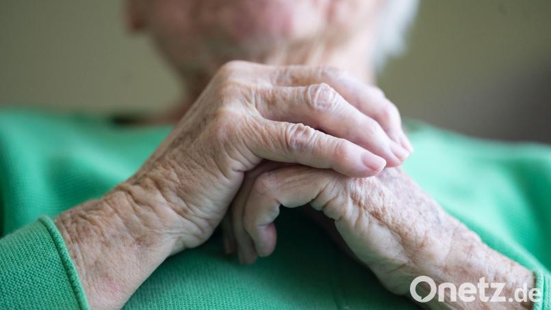 Auch wer in einem Pflegeheim wohnt, will weiterhin selbstbestimmt leben und an der Gesellschaft teilnehmen. Weil das Alten- und Pflegeheim St. Marien in Erbendorf das ermöglicht, bekam die Einrichtung vor Kurzem die Auszeichnung &quot;Grüner Haken&quot;. Symbolbild: Marijan Murat/dpa