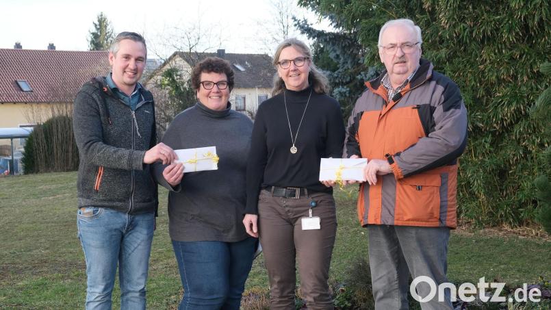 Jeweils 600 Euro nehmen von Andreas Solter Karin Borchers, Christine Heimburger und Herbert Putzer entgegen (von links). Bild: bk