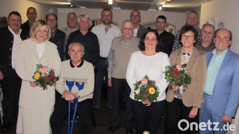 Die Industriegewerkschaft Bergbau, Chemie, Energie (IG BCE) ehrt langjährige Mitglieder (vordere Reihe, von links): Christine Mrosek, Felix Fischer, Silvia Lautenbach, Gertrud Dolles-Schmidt und Ortsgruppenvorsitzender Josef Birner; hintere Reihe (von links): stellvertretender Ortsgruppenvorsitzender Josef Finster, Bezirksleiter Rainer Hoffmann, Adolf Robl, Volker Klementa, Georg Rösch, Bernhard Eitner, Johann Strobl, Alexander Flor, Christian Gredler, Johannes Piehler und Bernhard Wicke. Bild: bij