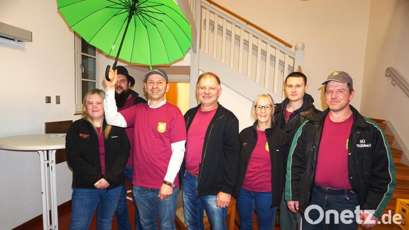 Der Festausschuss des Wolfsbacher Schützenvereins mit Tamara Reichert, Andreas Graf, Schützenmeister Heiner Graf, Brigitte Graf, Marco Maier und Georg Dotzler (von links) bittet Bürgermeister Hans Ram (Dritter von links). die Schirmherrschaft für das Jubiläumsfest zu übernehmen. Bild: tra