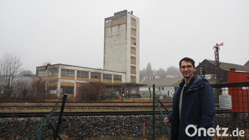 Architekt André Ries sieht Potenzial in diesem fast vergessen Turm, der aus seiner Sicht einen markanten Gegenpol zur Nabburger Altstadt bilden könnte - falls er nicht abgerissen wird. Das Bauwerk hat ihn nicht mehr losgelassen, seit er vor drei Jahren seine Masterarbeit über das Thema abgeschlossen hat. Bild: bl