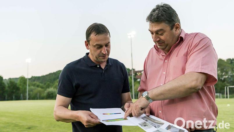 Der Ehrenamtsbeauftragte in seinem Element: Richard Weigert (rechts) und der FC-Vorsitzende Hans Fischer mit dem Engagementsbericht für die Volks- und Raiffeisenbanken zur Ausschreibung für den Stern des Sports. Archivbild: Thorsten Arendt