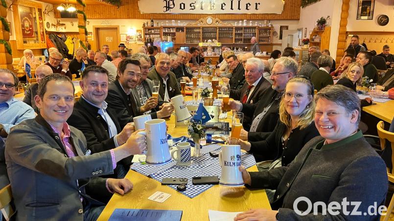 Anstoßen auf einen erfolgreichen politischen Aschermittwoch der Weidener CSU. Es prosten sich zu (von links) Albert Rupprecht, Stephan Gollwitzer, Stephan Oetzinger und Benjamin Zeitler (rechts). Bild: Mutiara Sudarma