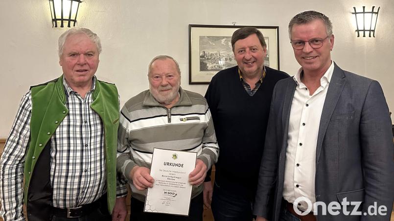 Der Imkerverein Hirschau ernennt Gerhard Siegert (Zweiter von links) zum Ehrenvorsitzenden. Vorsitzender Konrad Meyer (links) überreicht ihm die Ehrenurkunde und zudem die goldene Ehrennadel des Deutschen Imkerverbands. Zu den Auszeichnungen gratulieren Bürgermeister Hermann Falk (rechts) und Imkervereinsschriftführer Martin Meier (Zweiter von rechts). Bild: u