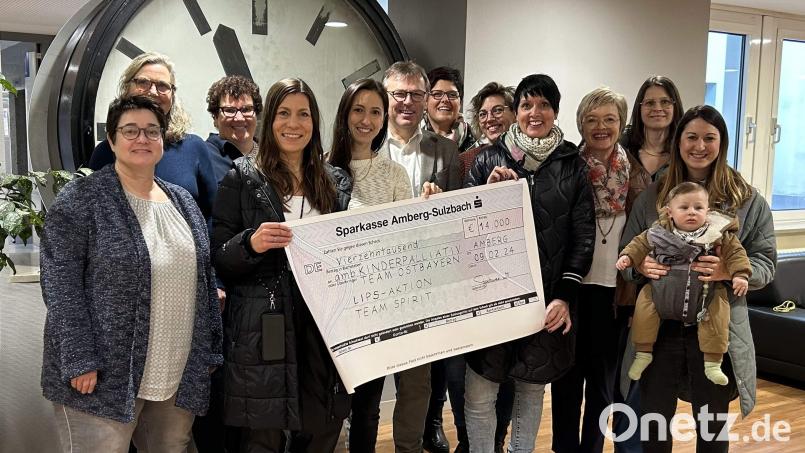 Manuela Stockner (vorne, Dritte von rechts) und ihre Kolleginnen Gisela Willjung (vorne, Zweite von rechts) und Sandra Wittmann (vorne, Zweite von links) überreichten eine Spende in Höhe von 14.000 Euro an das Kinderpalliativteam Ostbayern im Amberger Klinikum. Für die Spenden bedankten sich die Leiterin des Pflegeteams, Karin Borchers (hinten, Zweite von links) und Klinikumsvorstand Manfred Wendl (hinten, Dritter von links). Bild: u