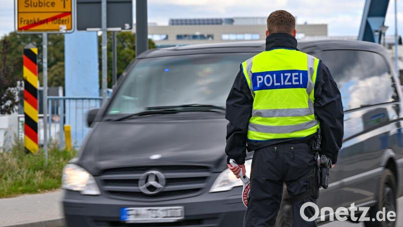Die Bundespolizei kontrolliert den Einreiseverkehr am deutsch-polnischen Grenzübergang Stadtbrücke zwischen Frankfurt (Oder) und Slubice. Bild: Patrick Pleul/dpa/Archivbild