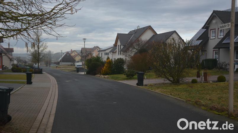 In sieben weiteren Straßen in Konnersreuth gilt künftig Tempo 30. Anwohner der Andorfer Straße (Bild) hatten die Anregung eingebracht, ein von der Verwaltung ausgearbeiteter Beschlussvorschlag traf auf fraktionsübergreifende Zustimmung im Marktgemeinderat. Bild: jr