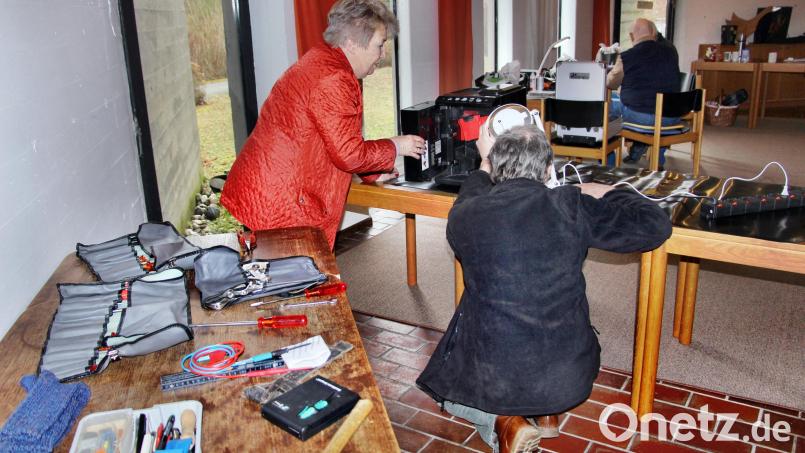 Die Kaffeemaschine funktioniert wieder: Die Helfer im Klima- und Repair-Café leben praktizierte Nachhaltigkeit, indem sie, wie hier in Etzelwang, kaputte Geräte reparieren und so Kosten sparen und Ressourcen schonen. Bild: ds