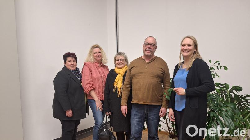 Sie gaben pflegenden Angehörigen Tipps: (von links) Monika Grötsch (Quartiersmanagerin „Leben plus“ Waldsassen), Alexandra Beyer (Leiterin Treffen pflegende Angehörige), Petra Bauer (Ehrenamtliche bei „Leben plus“ Waldsassen) Stephan Schremmer (Kinästhetik-Trainer von Kinästhetics Deutschland) und Stefanie Baier (Quartiersmanagerin „Leben plus“ Kemnath). Bild: &quot;Leben plus&quot; Kemnath/exb