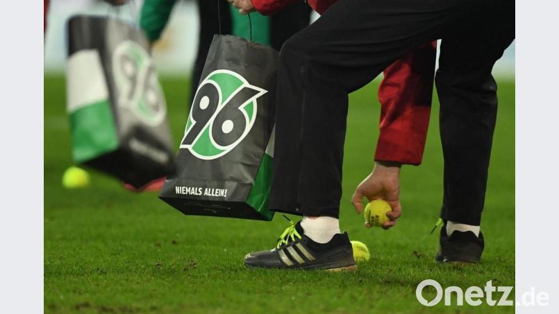 Helfer sammeln Tennisbälle vom Spielfeld. Bild: Swen Pförtner/dpa