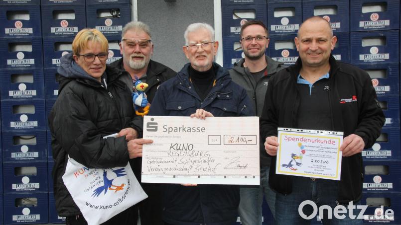 Sonja und Konrad Schlagenhaufer (Getränkemarkt Nottersdorf, von links) sowie Wunibald Zwack und Christoph Forster (VG Pertolzhofen, von rechts) haben eine Spende von 2100 Euro an Kuno- Stiftungsrat Hans Brockard (Mitte) übergeben. Bild: frd