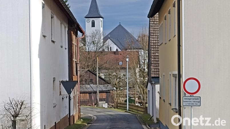 Als &quot;sehr reizvoll&quot; bezeichnete Marion Schlichtiger den Blick durch den Bruckweg zur Kirche. Bild: ld