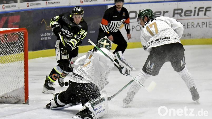 Nur selten kam der ERSC Amberg (links Brendan Walkom) am Sonntag vor das Tor des TSV Erding. Die Oberbayern glichen mit einem 5:0-Sieg zum 1:1 in der Playoff-Serie aus. Bild: Hubert Ziegler
