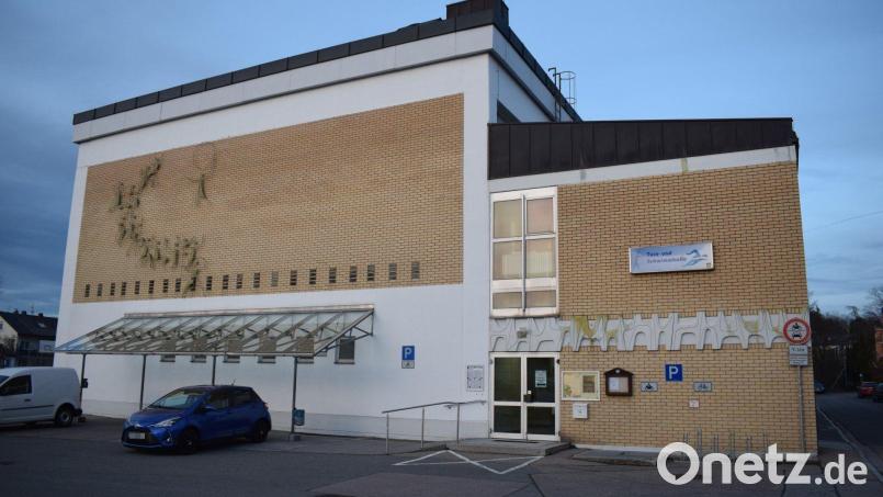 Die Generalsanierung der Turn- und Schwimmhalle wird nun auf eine rechtliche Grundlage gestellt. Der Bauantrag liegt der Genehmigungsbehörde vor. Bild: bnr