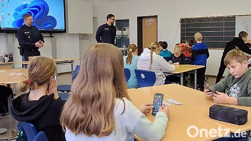 Eine Schulung im Umgang mit modernen Medien stand auf dem Stundenplan der Mittelschule Erbendorf. Bild: Kristina Grünauer/exb