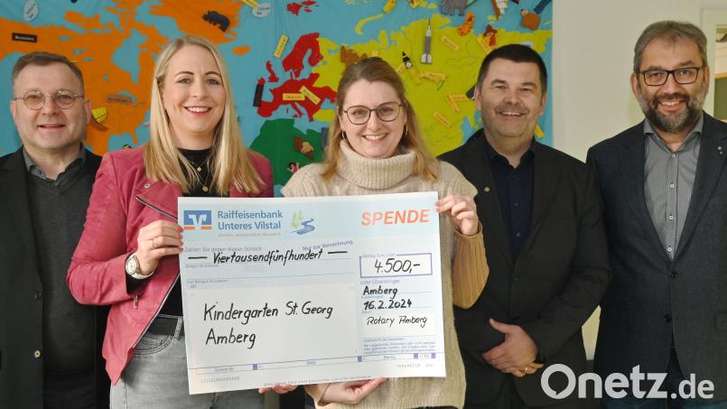 Nur strahlende Gesichter gab es bei Übergabe der Rotary-Spende. Dr. Michael Doblinger (Zweiter von rechts) und Dr. Tobias Riedl (rechts) überreichten den Scheck an Pfarrer Markus Brunner (links) und den Leiterinnen von Kindergarten und Hort, Christina Kölbl (Zweite von links) und Michaela Guzik (Mitte). Bild: gf