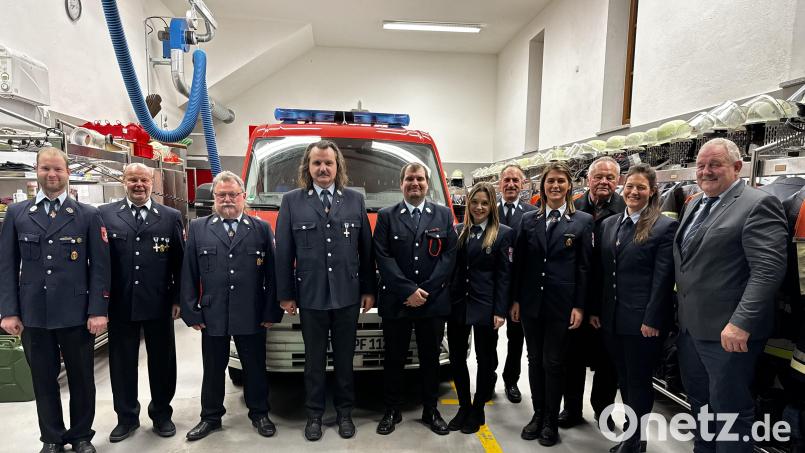 Neuwahlen standen bei der Feuerwehr Pfaffenreuth an. Im Bild (von links) der neue Vorsitzende Christoph Dietrich, Werner Dietrich, Stefan Grillmeier, Max Ernstberger, Zweiter Kommandant Sascha Dziuballe, Katharina Wölfl, Kreisbrandmeister Wolfgang Fischer, Julia Fischer, Gerhard Paintner, stellvertretende Vorsitzende Simone Grillmeier und Bürgermeister Johann Burger. Bild: Feuerwehr Pfaffenreuth/exb