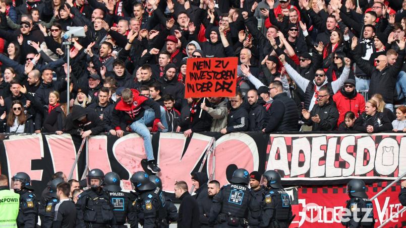 Nürnberger Fans protestieren mit einem Banner am Spielfeldrand gegen Investoren in der DFL. Bild: Daniel Karmann/dpa