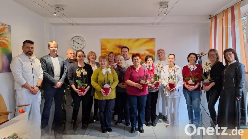 Therapieleiter Oliver Welsner (links), Klinikdirektor Stephan Schumacher (Zweiter von links) und Pflegedienstleiterin Elfriede Schwarzmeier (rechts) bedankten sich bei den langjährigen Mitarbeiterinnen und Mitarbeitern. Bild: Michael Reindl/Kliniken Nordoberpfalz/exb