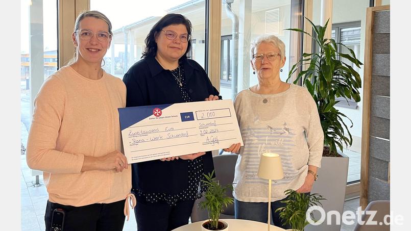 Hospiz-Leiterin Katharina Salbeck (links) und Angela Krüger (Hospizverein, rechts) nehmen den Spendenscheck von Rana-Werk-Geschäftsführerin Alexandra Graf (Mitte) entgegen. Bild: Karin Lummer/exb