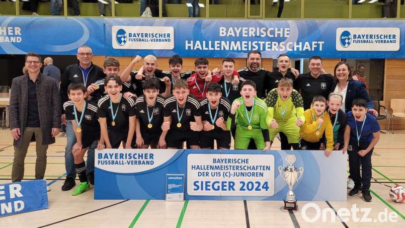 Die C-Junioren des TSV München-Milbertshofen jubeln über den Turniersieg bei der bayerischen Futsal-Meisterschaft. Bild: BFV