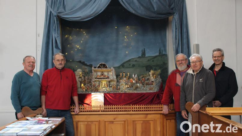 Zufrieden mit dem gelungenen Werk sind die Krippenbauer (von links) Werner Prechtl, Konrad Gebert, Georg Pickelmann, Dieter Schmalisch und Rainer Schwabe. Bild: ct