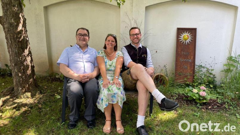 Ein Bild aus vergangenen Zeiten: Stadtpfarrer Herbert Mader (links), Gemeindereferentin Katharina Laurer und Kaplan Lukas Lobmeier genießen den Pfarrgarten im Sommer 2023. Seit Lobmeier versetzt wurde, ist das Arbeitspensum für den Pfarrer deutlich mehr geworden. Bild: hka