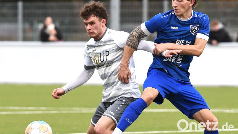 Mit 2:1 gegen den SV Etzenricht gewann die SpVgg SV Weiden (links Martin Ruda) auch ihr drittes Testspiel binnen 43 Stunden. Zuvor hatte es gegen den VfB Straubing und SV Hahnbach ebenfalls Siege gegeben. Bild: Büttner
