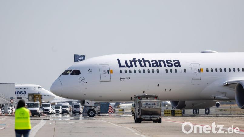 Die Lufthansa-Maschine des Typs Boeing 787-9 steht auf dem Rollfeld am Frankfurter Flughafen. Bild: Hannes P Albert/dpa