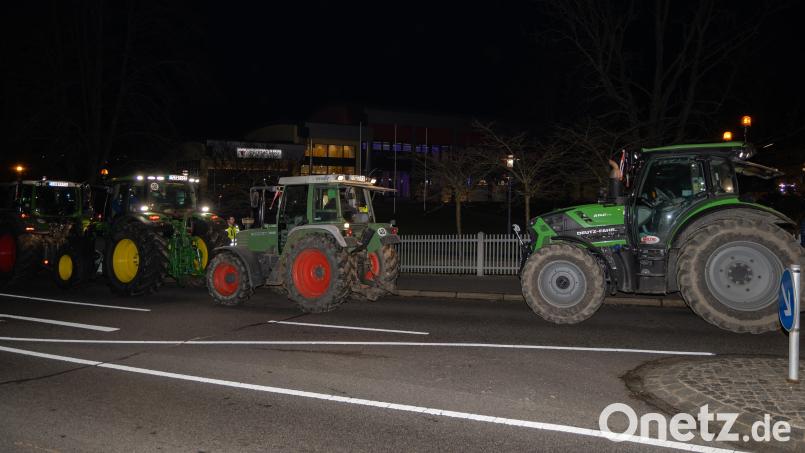Die Landwirte hatten mit ihren Traktoren die Erbendorfer Stadthalle eingekreist. Bild: rw