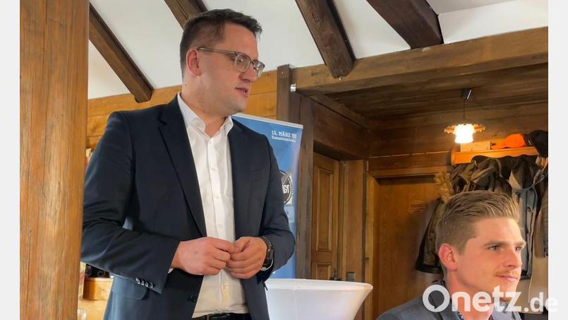 Europaabgeordneter Christian Doleschal unterstrich die Wichtigkeit der Europawahl beim Europafrühschoppen der JU Amberg-Sulzbach. Auf dem Bild auch zu sehen: Martin Fleischmann. Bild: Jonas Dittrich/exb
