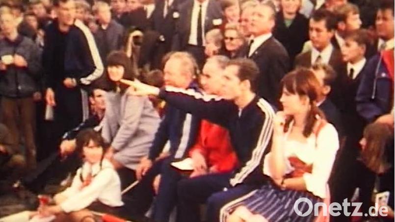 Als der ASV Haselmühl am 13. August 1967 gegen den FC Bayern München spielte, mischte sich Franz Beckenbauer unter die Zuschauer. Die Szene stammt aus einem rund 30-minütigen Film, der nun erstmals öffentlich gezeigt wird. Bild: Archiv Rudolf Knoll