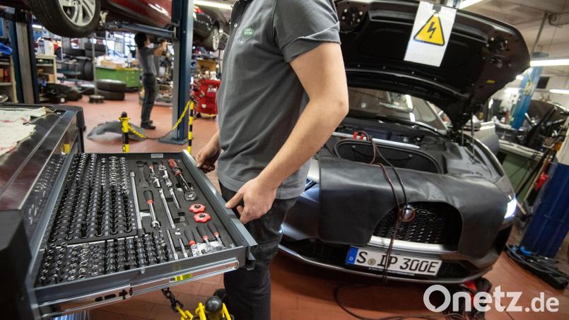 Durch den Boom an E-Fahrzeugen stehen immer mehr dieser Modelle in den Oberpfälzer Werkstätten. Wie blicken Mechaniker und Meister auf den Wandel in der Branche? Bild: Marijan Murat/dpa