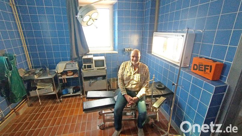 Franz Häusler hat seinen eigenen „OP“ gebaut. Die Kulisse ist Teil der „Fotowerft“ in Arzberg. Bild: Gerd Pöhlmann/fph