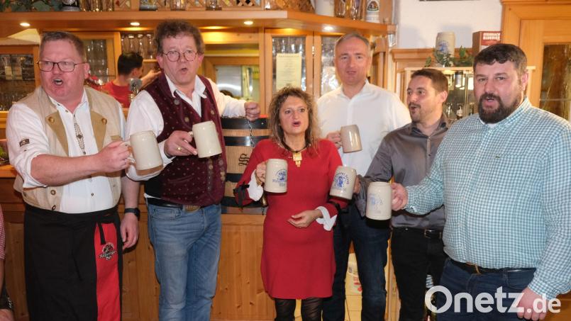 Ein „Prosit der Gemütlichkeit“ folgte dem Anstich. Der stimmgewaltige Promi-Chor (von links); Oberbürgermeister Michael Cerny, Bräu Martin Sterk mit seiner Frau Andrea, Landtagsabgeordneter Harald Schwartz sowie die Stadträte Matthias Schöberl und Daniel Müller. Bild: usc