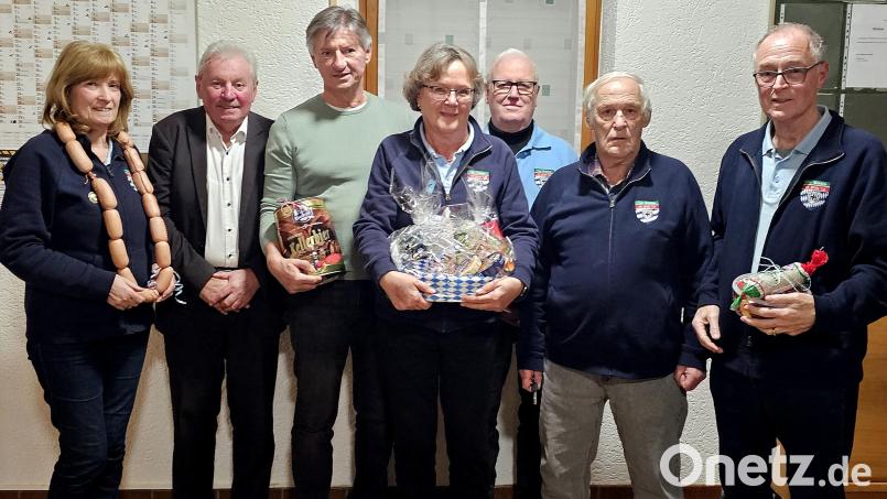 Die Sieger des 11. Hans-Forster-Schießens sind: (von links) Franziska Ertl, Stadtrat Hans Forster, Günther Dotzler, Larissa Möller, Herwig Bauer, Vereinsschießwart Bernhard Kellner, Vorsitzender Peter Ertl. Bild: R. Kreuzer