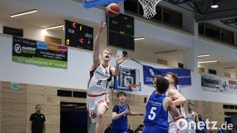 Neustadts Center Lars Aßheuer (am Ball) macht ein bärenstarkes Spiel in Augsburg. Durch mehrere Ausfälle bei der DJK ist er aber in der Offensive oft auf sich allein gestellt. Archivbild: Dieter Jäschke