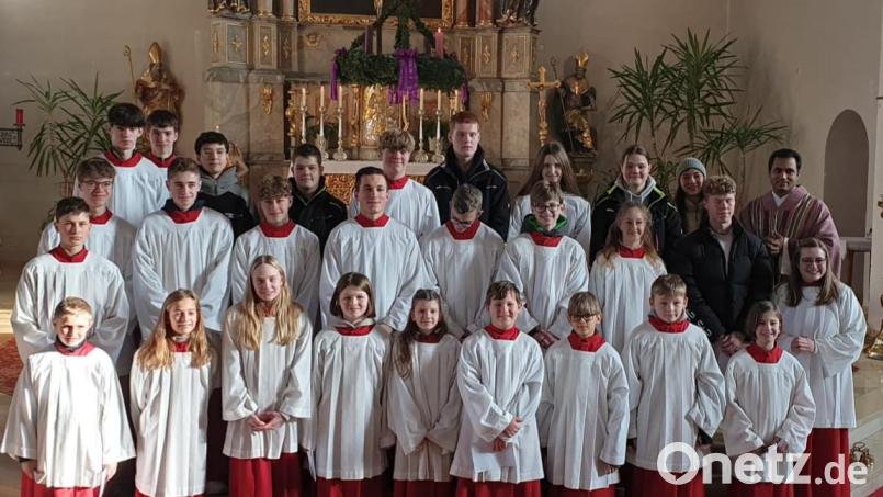 Neuaufnahmen, Ehrungen und Verabschiedungen standen kürzlich bei den Ministranten der Pfarrei St. Michael Wiesau an. Neu im Kreis der Messdiener sind Felix Gleißner (vorne links), Valentina Burger (vorne rechts) und Elias Zrenner (vorne, Vierter von rechts). Bild: Pfarrei St. Michael Wiesau/exb